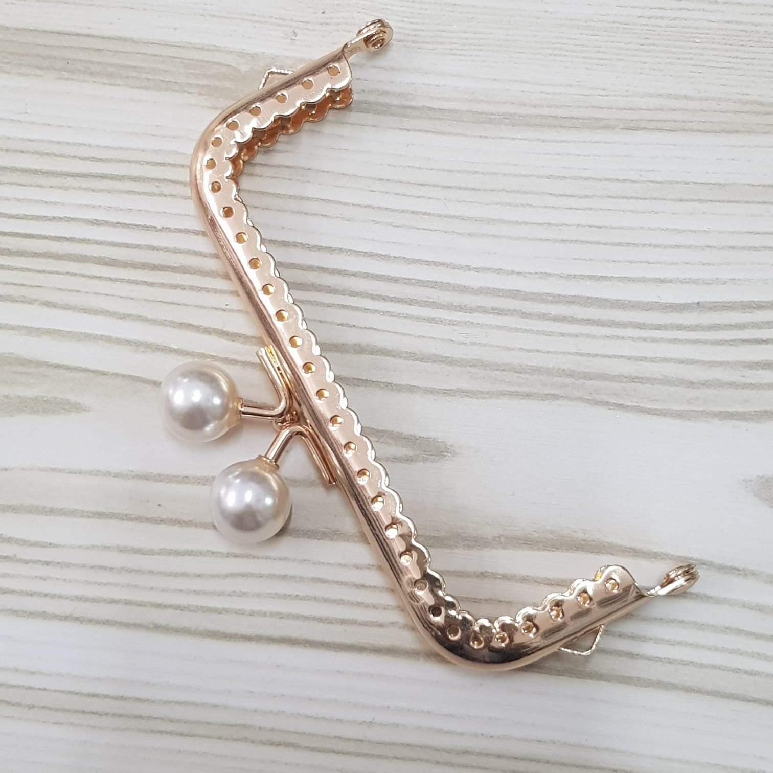 Μεταλλικό κούμπωμα 8.5cm χρυσό με πέρλα 210