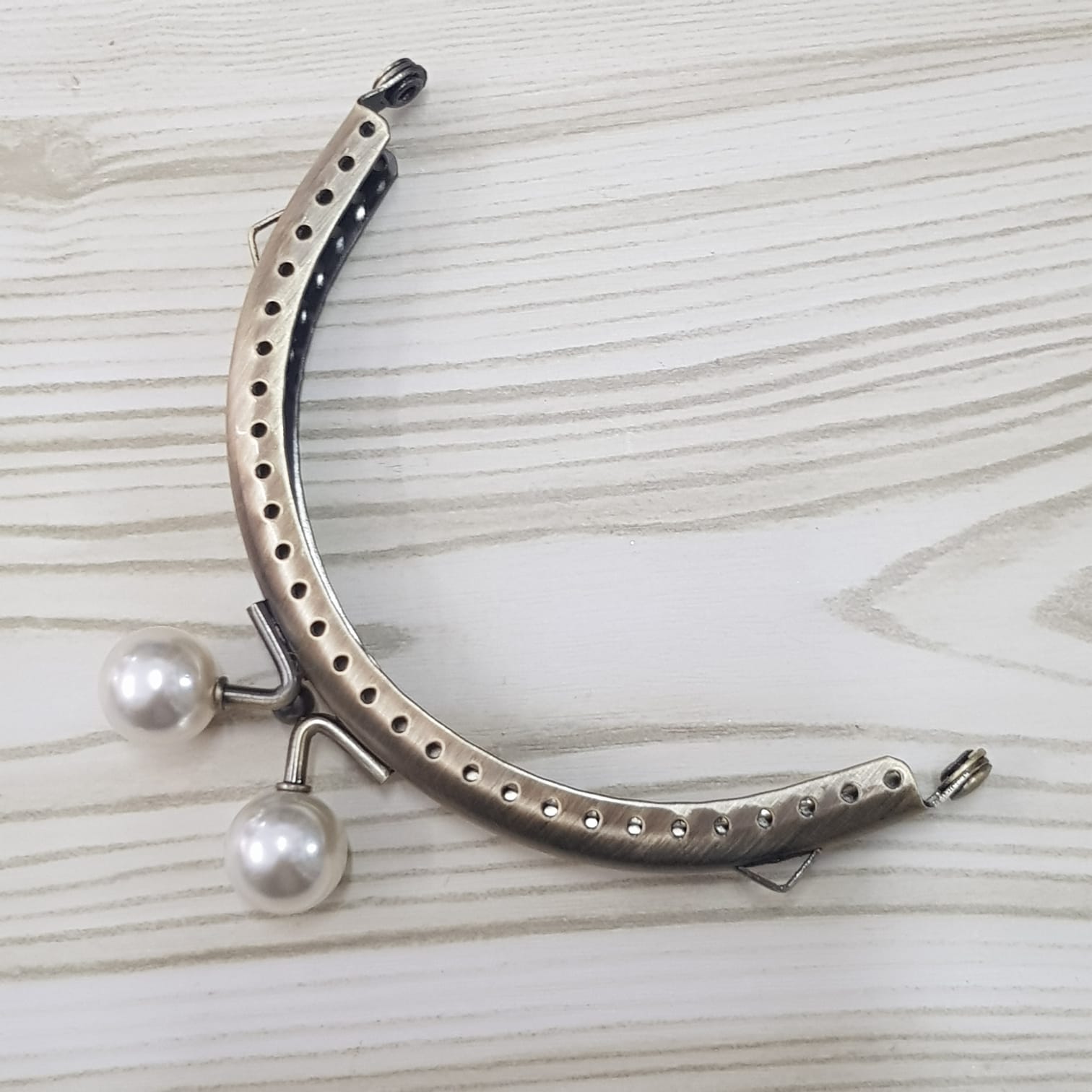 Μεταλλικό κούμπωμα 8.5cm μπρονζέ με πέρλα 220