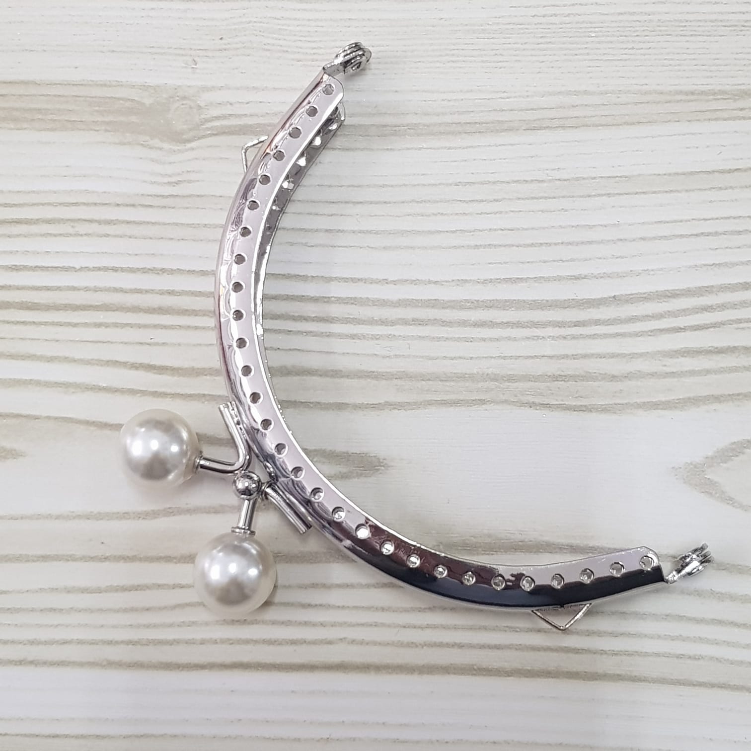 Μεταλλικό κούμπωμα 10.5cm οβάλ ασημί με πέρλα 213